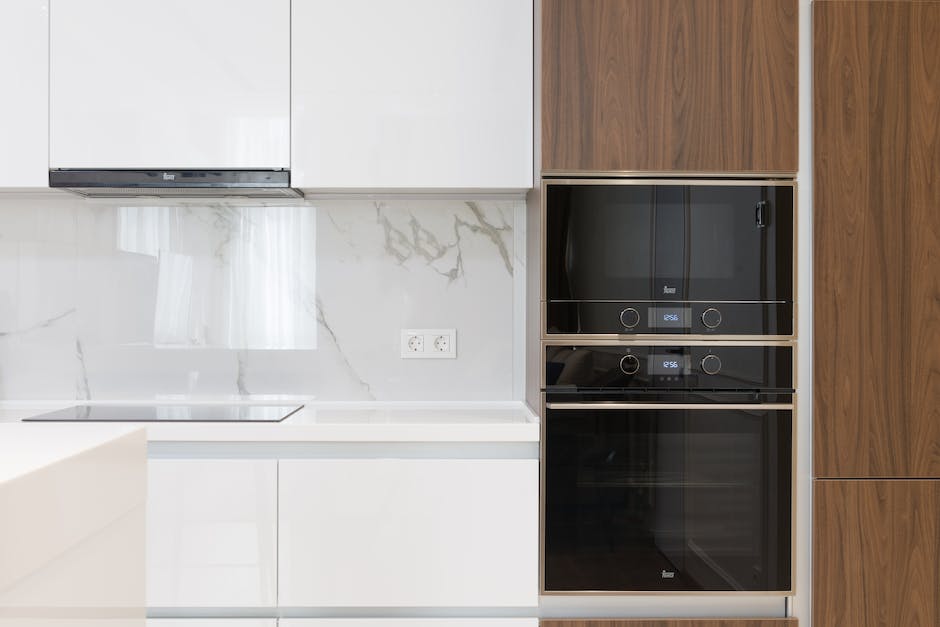 Jak panele szklane mogą odmienić wygląd i funkcjonalność Twojej kuchni