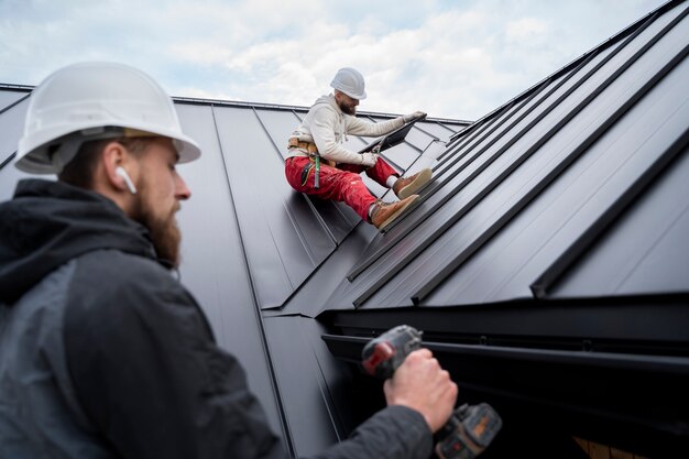 Jak prawidłowo zamontować uszczelnienie w oknach dachowych – krok po kroku