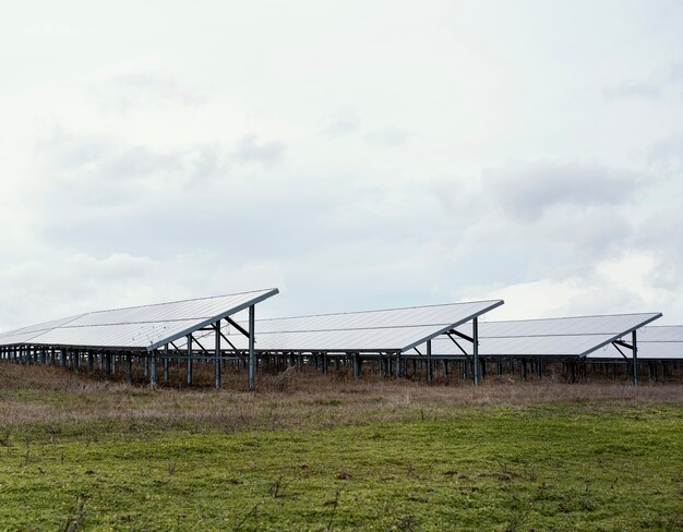 Jakie korzyści przynosi zastosowanie nowoczesnych inwerterów w instalacjach solarnych?