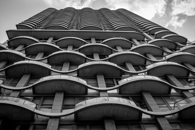 Zastosowanie blach perforowanych aluminiowych w nowoczesnej architekturze
