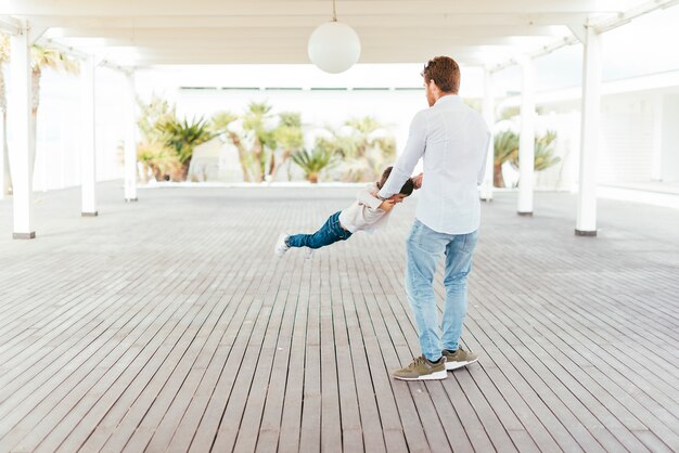 Jak wybrać idealny materiał na przydomowy taras?