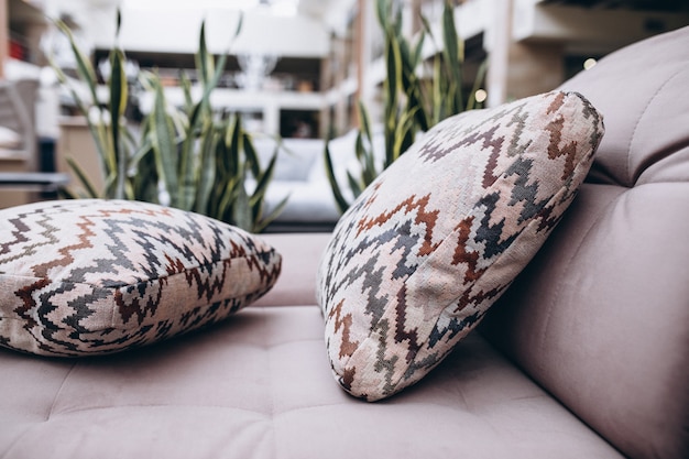 Jak wybrać idealne poduszki do wnętrza, które podkreślą jego charakter?