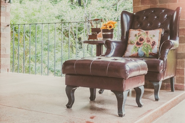 Jak stylowo wkomponować klasyczne meble do nowoczesnego wnętrza?