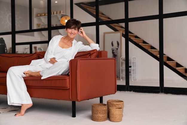 Współczesne trendy w aranżacji wnętrz: jak wybrać meble, które odzwierciedlają Twój styl życia?